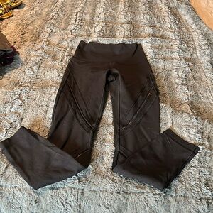 Lulú lemon tights with stand out stitching and mesh cutouts